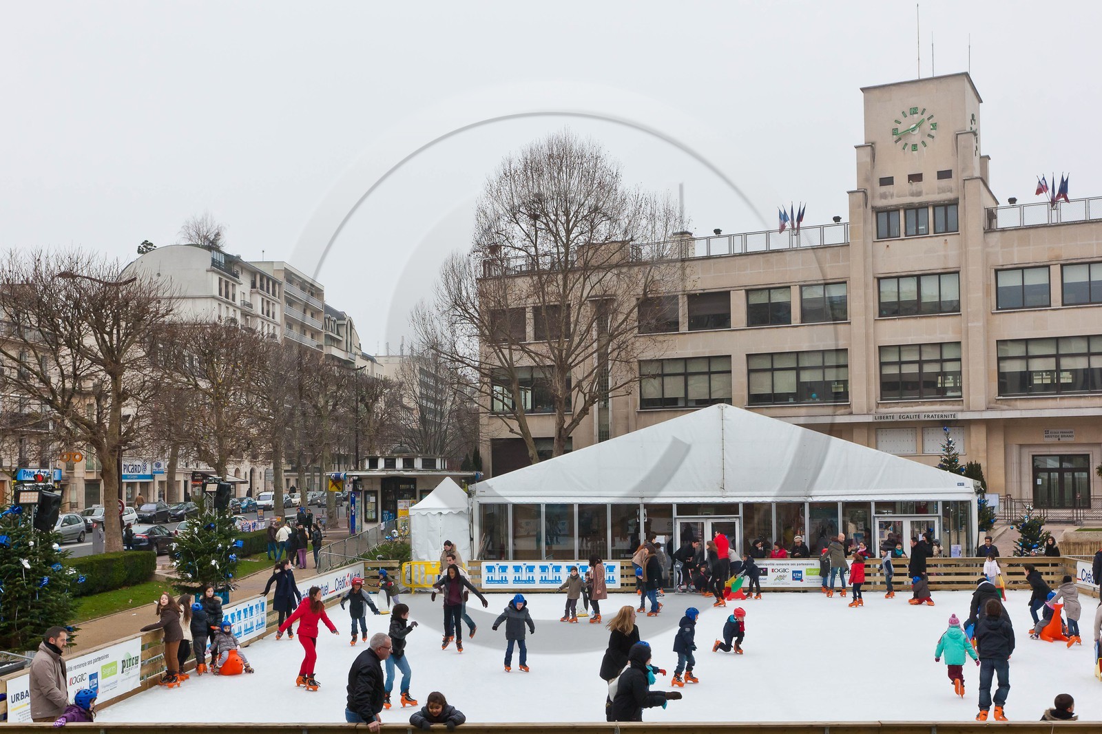 La patinoire en glace naturelle installée par Synerglace à Charenton-le-Pont