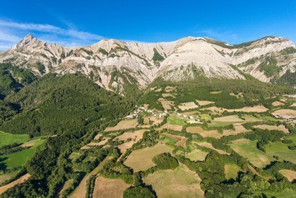 Vallée du Champsaur, le bocage et le village de La Fare-en-Champsaur
