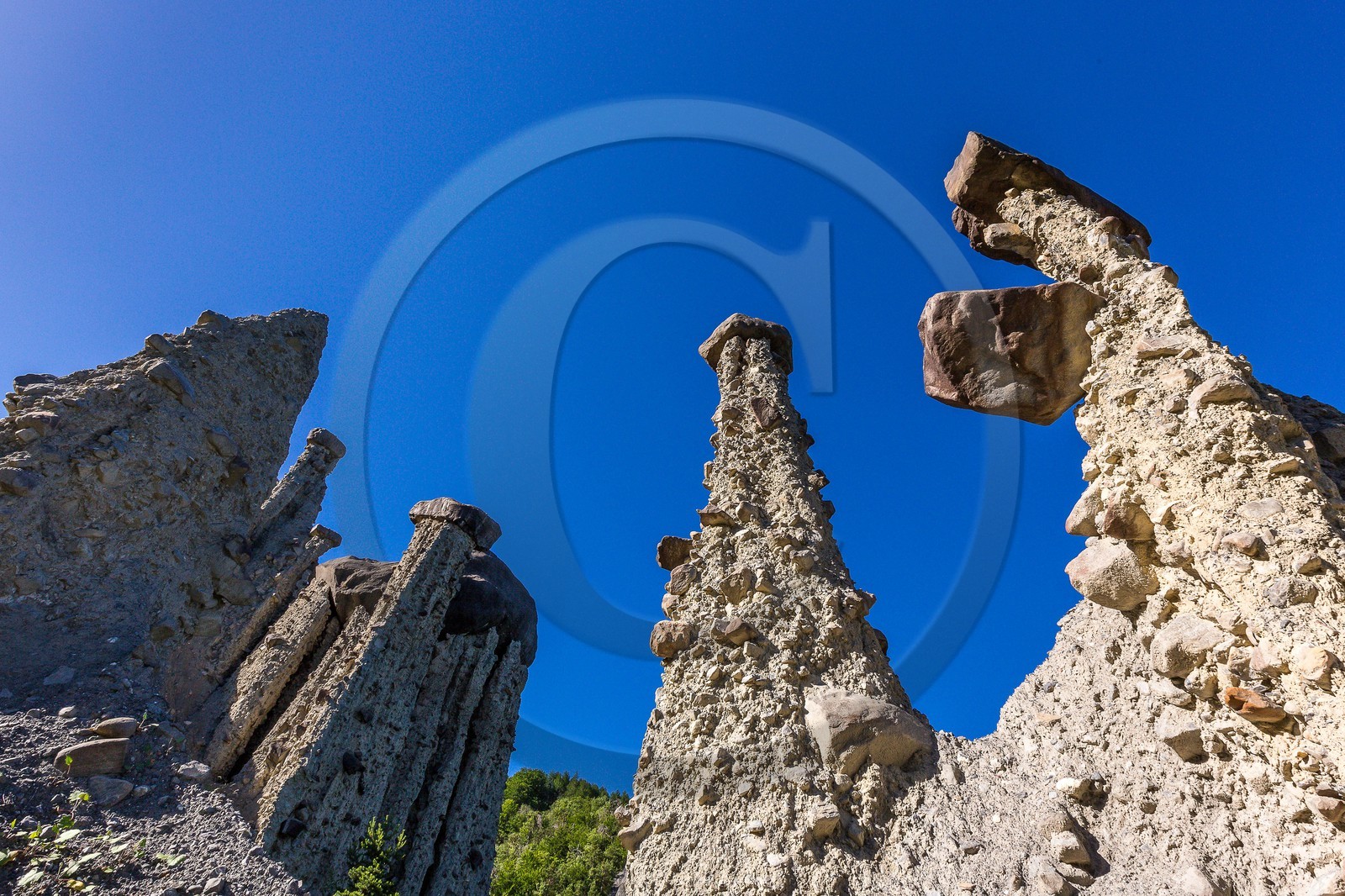 Le Sauze-du-Lac, site classé des Demoiselles Coiffées,  appelées également cheminées de fées