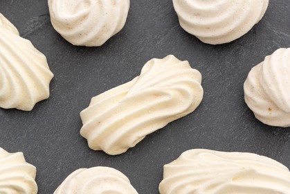 Meringues au safran et reine des prés