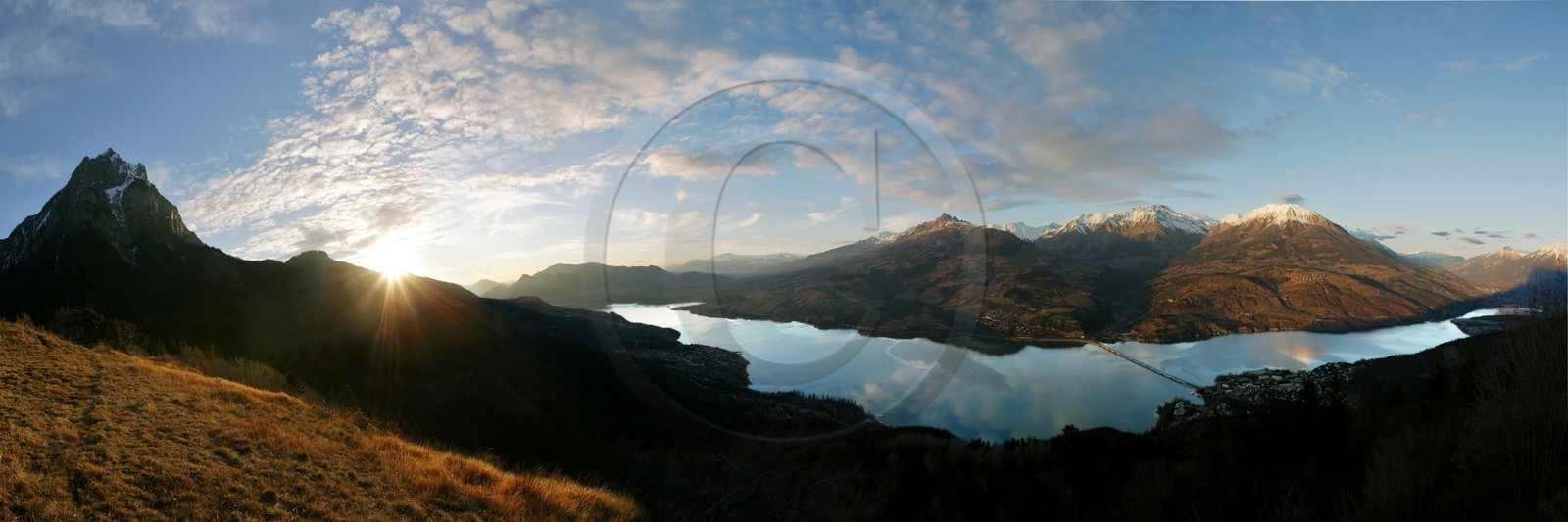 Lac de Serre-Ponçon et le Pic de Morgon, les Aiguilles de Chabrière et le Mont-Guillaume