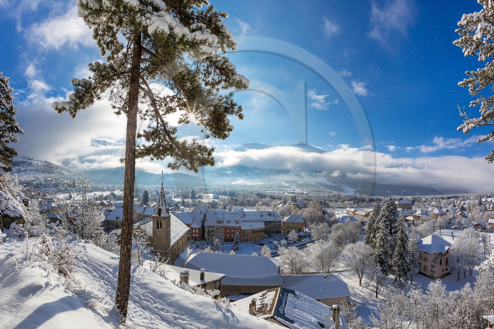 Jausiers, vue du Clocher, église Saint-Nicolas de Myre vue du Clocher du chemin du Chastel
