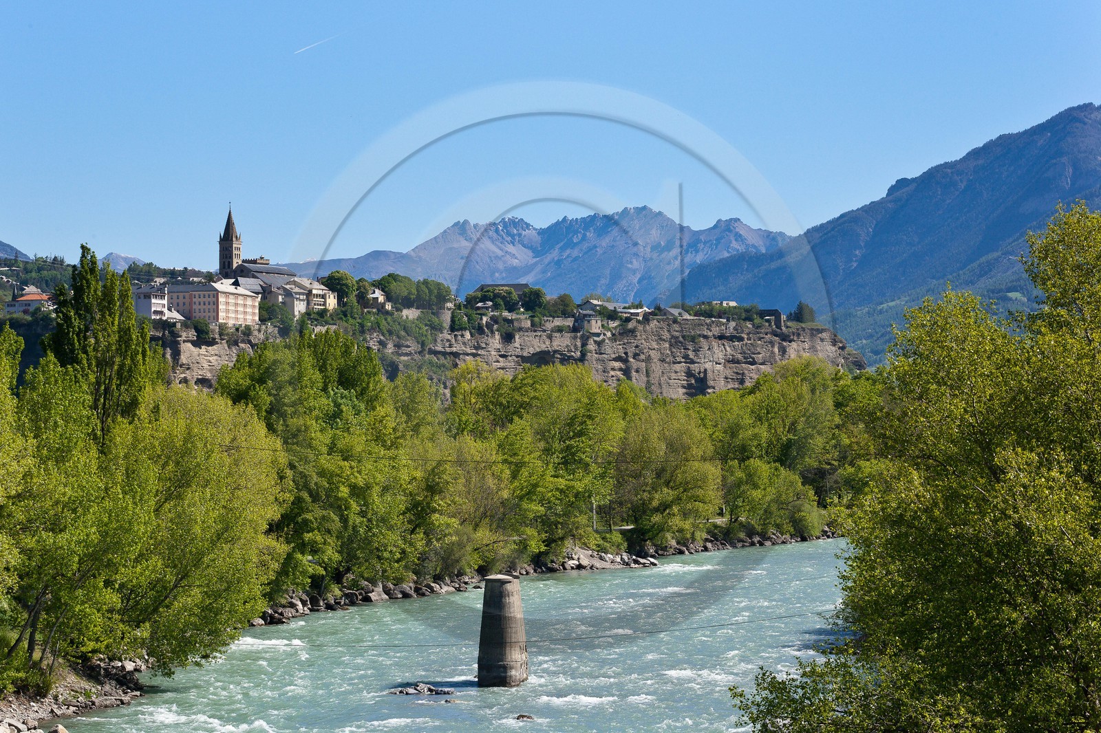 La ville d'Embrun est construite sur un roc et domine la Durance