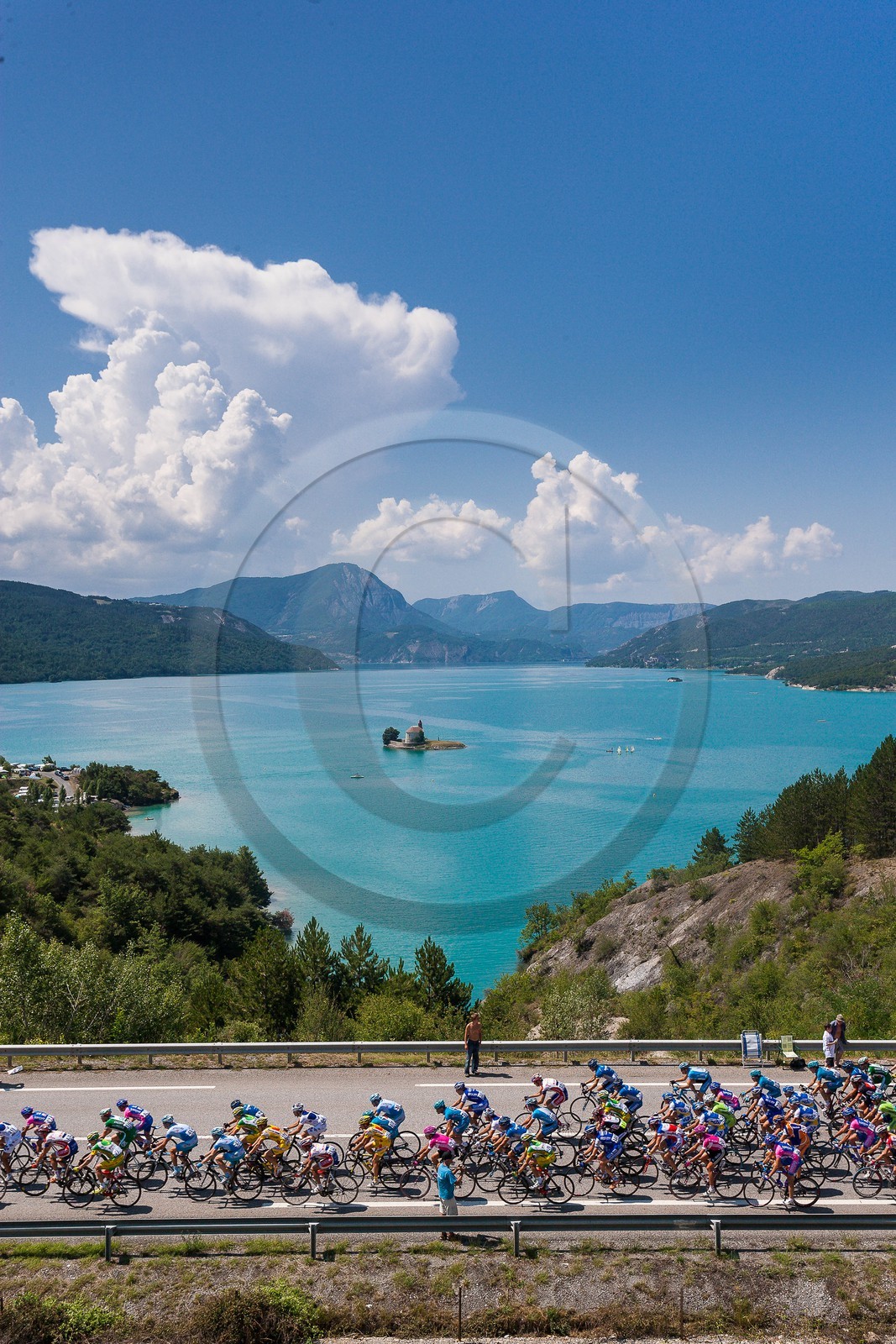 Lac de Serre-Ponçon, la baie et la Chapelle Saint-Michel, course cycliste Tour de France