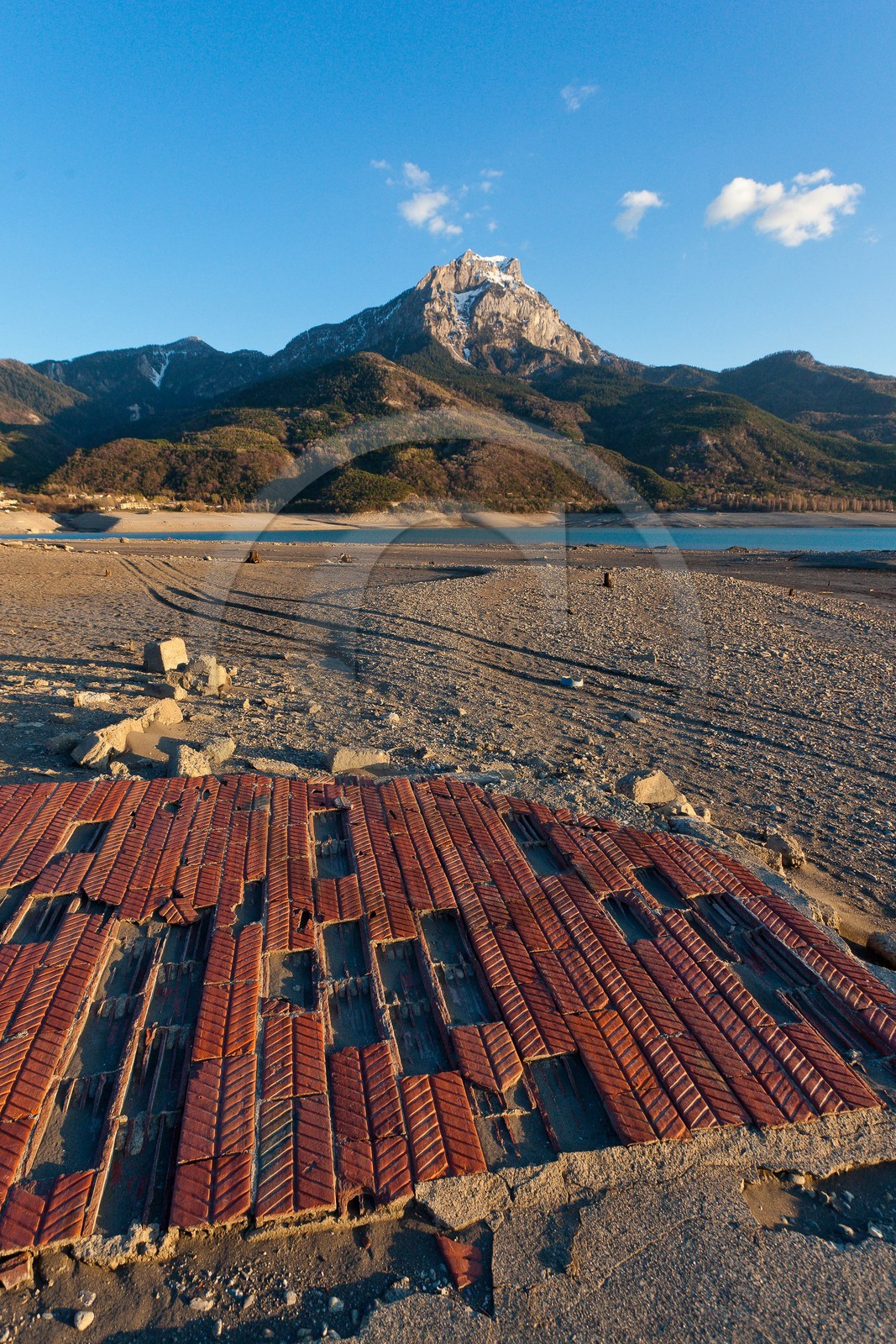 Lac de Serre-Ponçon, Savines-le-Lac, fondations de l'ancien village de Savines