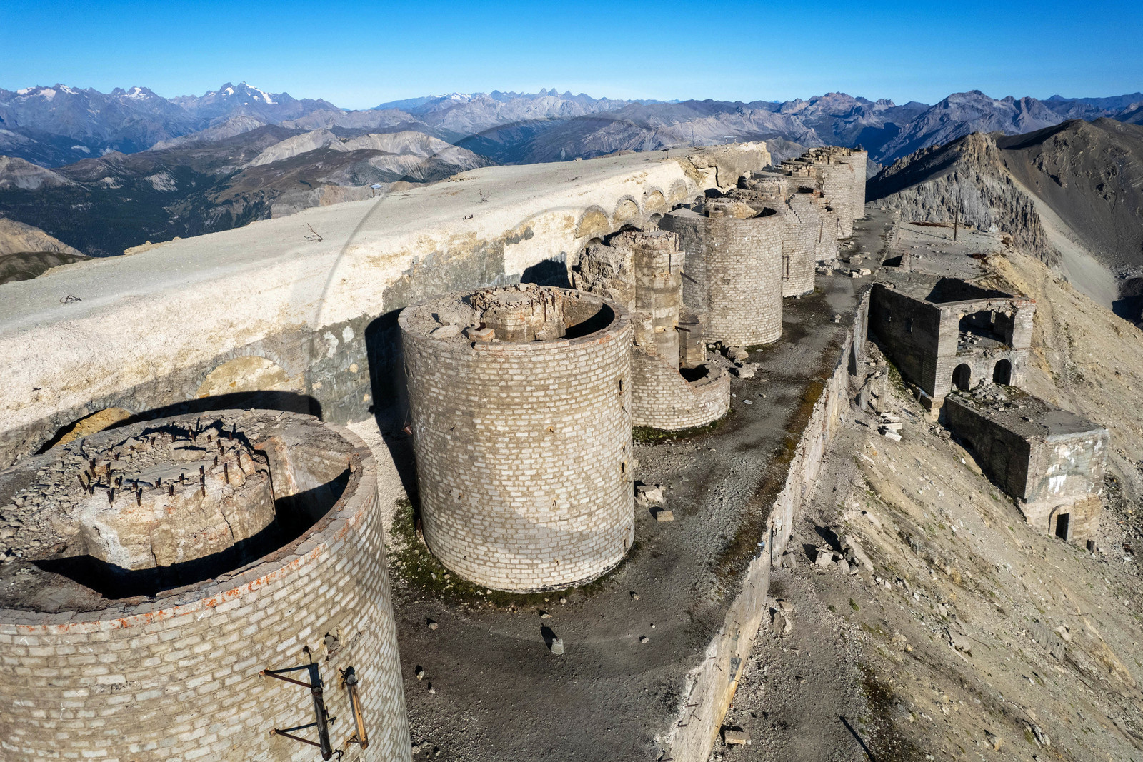 Fort du Chaberton et les ruines de l'ancien camp militaire