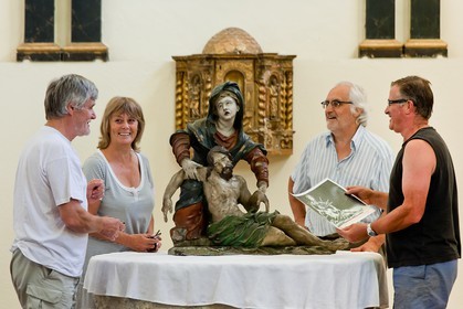 Village de l'Epine, église paroissiale du XIXème siècle recèle une pietà en bois sculptée datant du XIème siècle