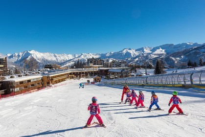 Uvernet-Fours, station de ski de Praloup, école de ski sur le front de neige