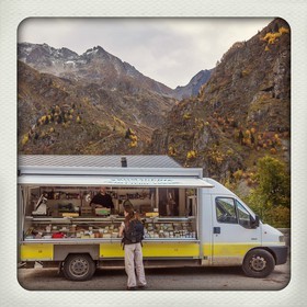 Vallée de la Bonne, village Le Désert, Chez Fabien, épicerie ambulante, charcuterie, fromages