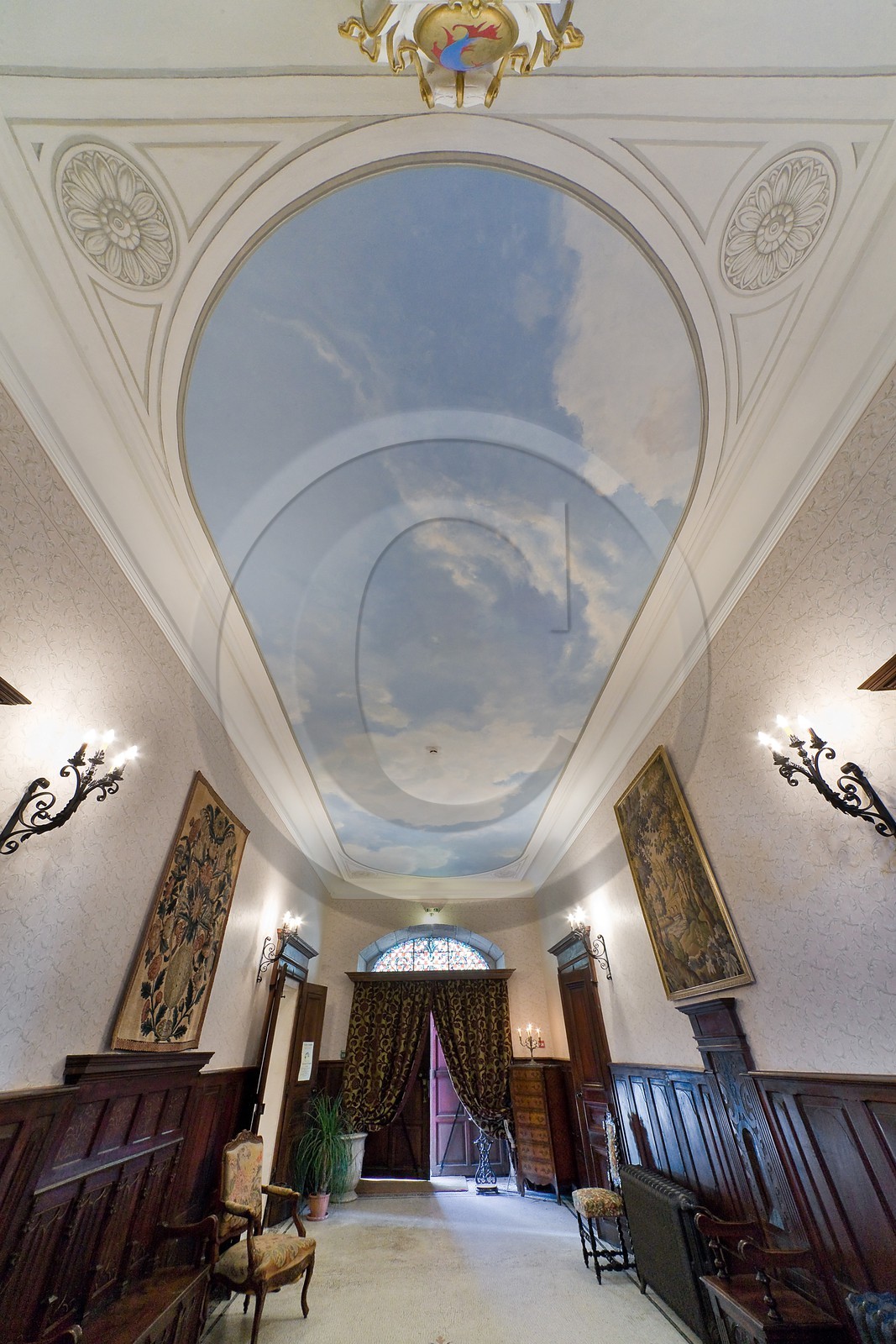 Château de Picomtal, l'entrée et le trompe l'oeil du plafond