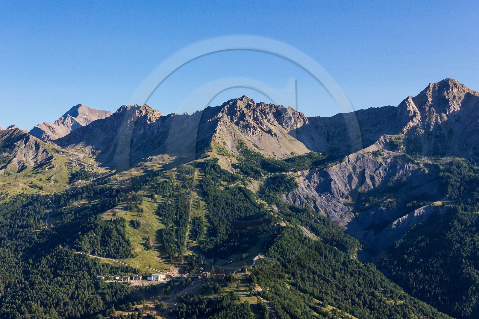 La station de ski Sauze Super-Sauze est une station village située entre 1400 et 2400 m