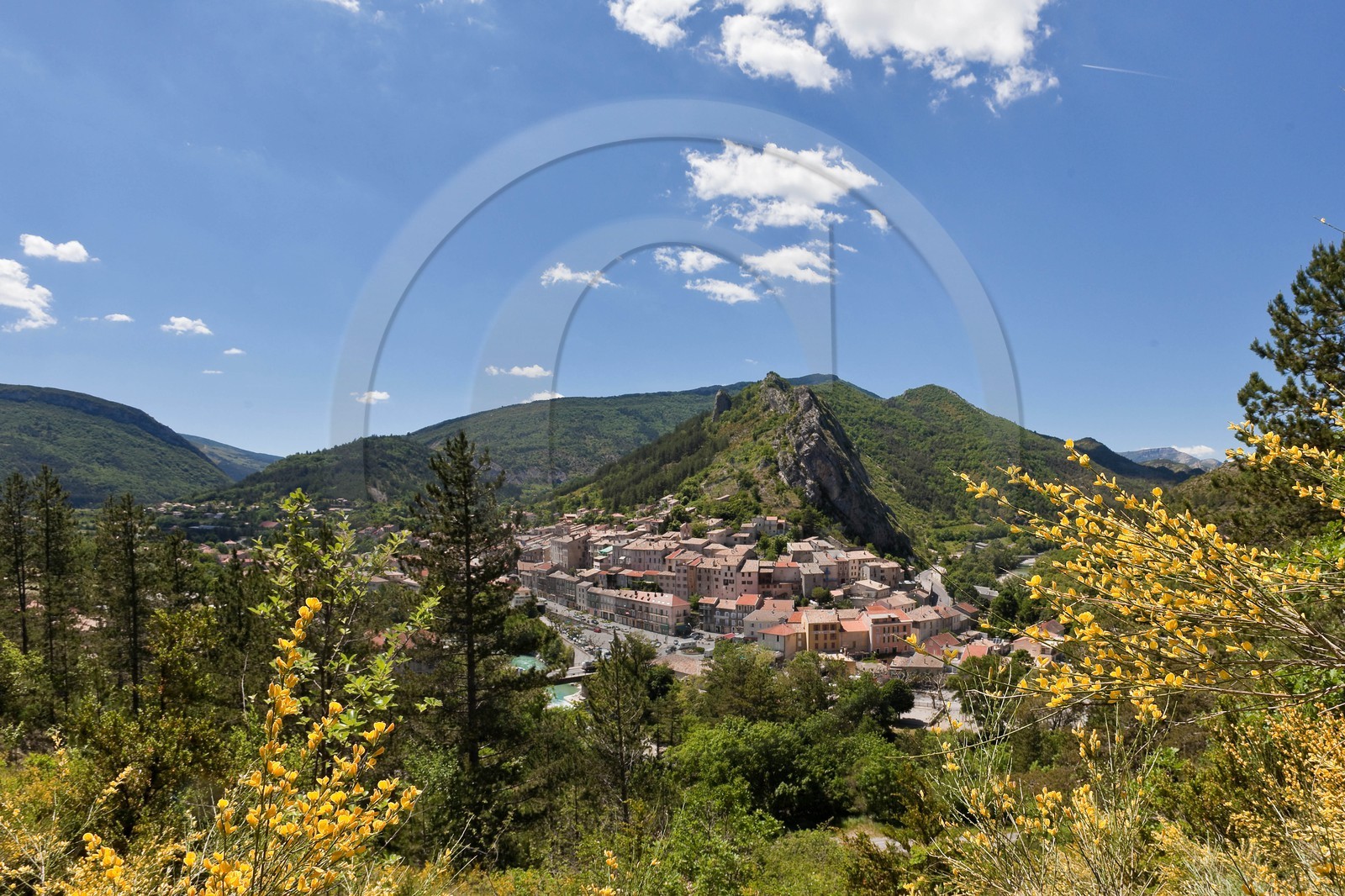 vallée du Buech, village de Serres