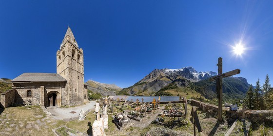 La Meije, La Grave, L'église romane  Notre-Dame-de-l'Assomption date du XIe et début XIIe siècle