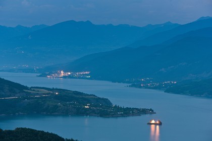 Lac de Serre-Ponçon, la baie et la Chapelle Saint-Michel,