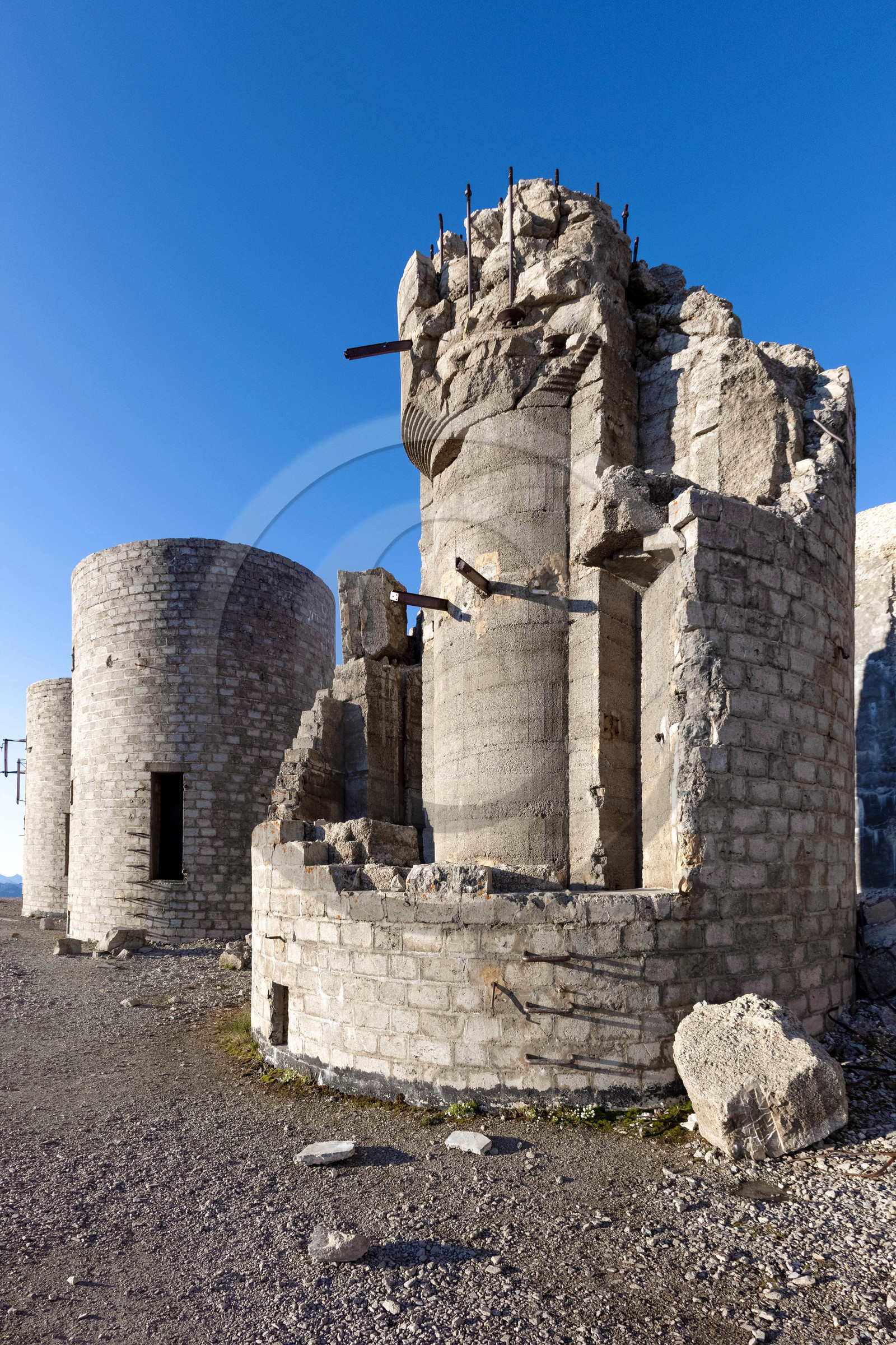 Fort du Chaberton et les ruines de l'ancien camp militaire