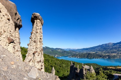 Le Sauze-du-Lac, site classé des Demoiselles Coiffées,  appelées également cheminées de fées