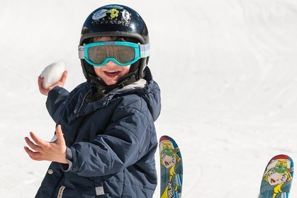 Jeux d'enfant famille à la neige