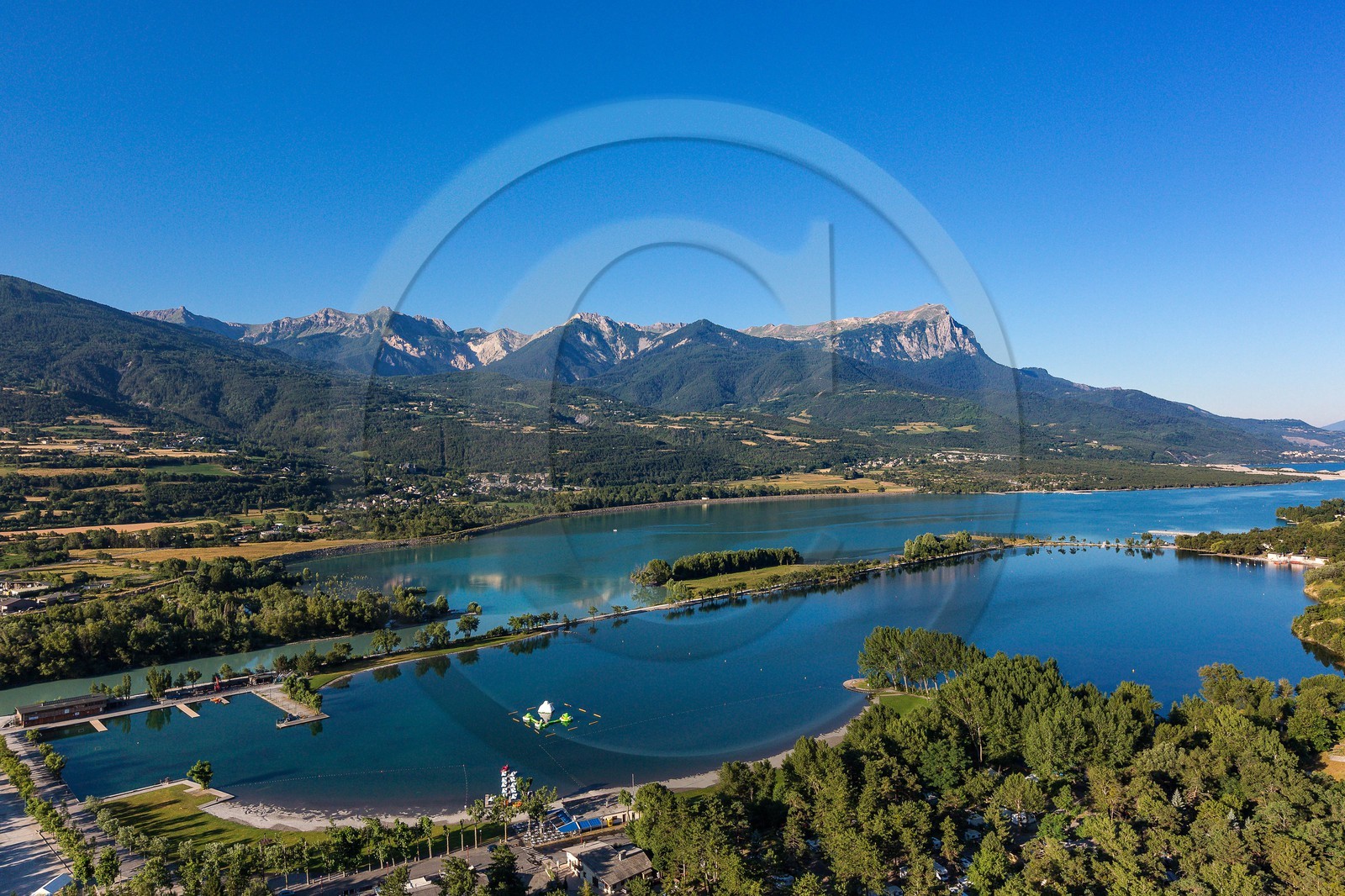 Lac de Serre-Ponçon, Embrun et le plan d'eau