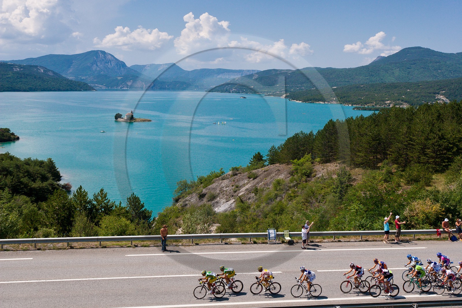 Lac de Serre-Ponçon, la baie et la Chapelle Saint-Michel, course cycliste Tour de France