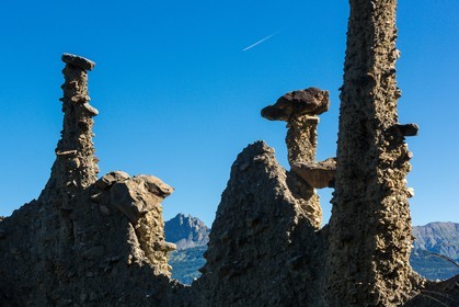 Le Sauze-du-Lac, site classé des Demoiselles Coiffées,  appelées également cheminées de fées