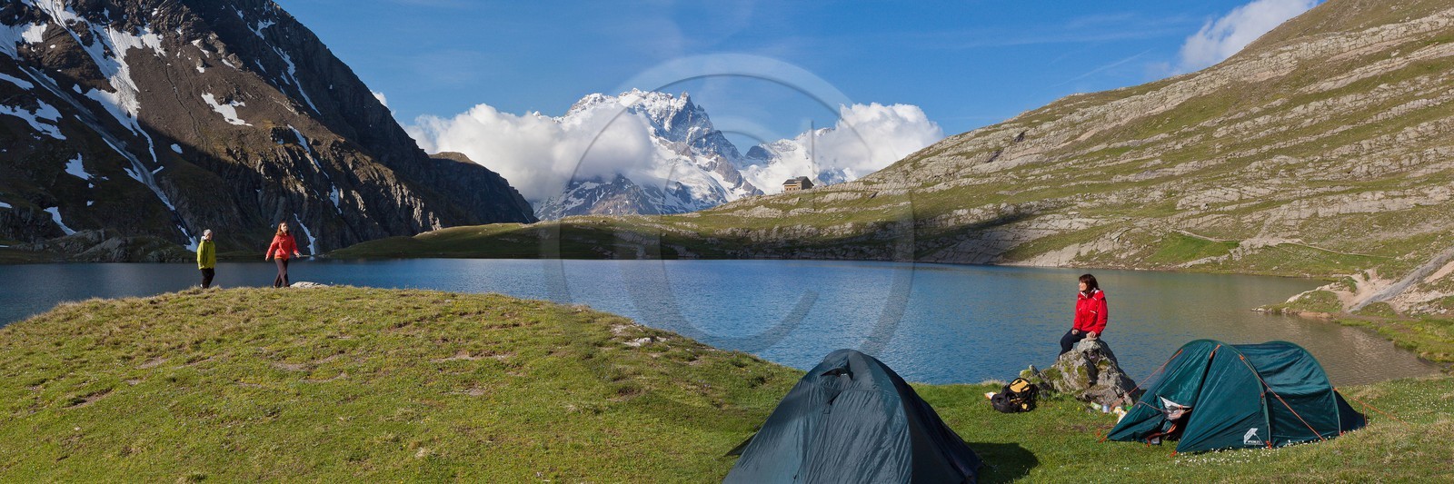 Bivouac au lac du Goléon avec la Meije en fond