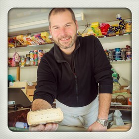 Vallée de la Bonne, village Le Désert, Chez Fabien, épicerie ambulante, charcuterie, fromages