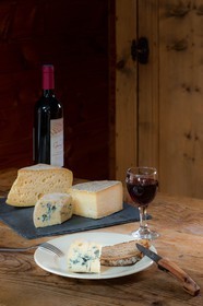Fromagerie La Tuilerie, fromages Le Dom bleu fermier, tomme fermière de montagne et fromage à raclette La Tuile Fondante à déguster cru ou cuite.