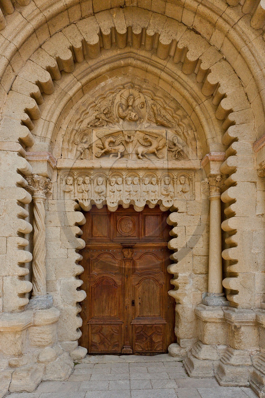 Prieuré Notre-Dame de Ganagobie,  portail surmonté d’archivoltes en arc festonné brisé et tympan sculpté