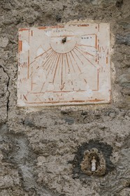 Bonneval-sur-Arc, cadran solaire et statuette