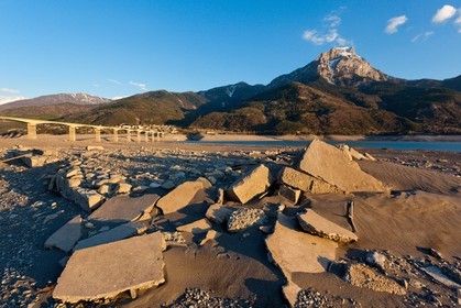 Lac de Serre-Ponçon, Savines-le-Lac, fondations de l'ancien village de Savines