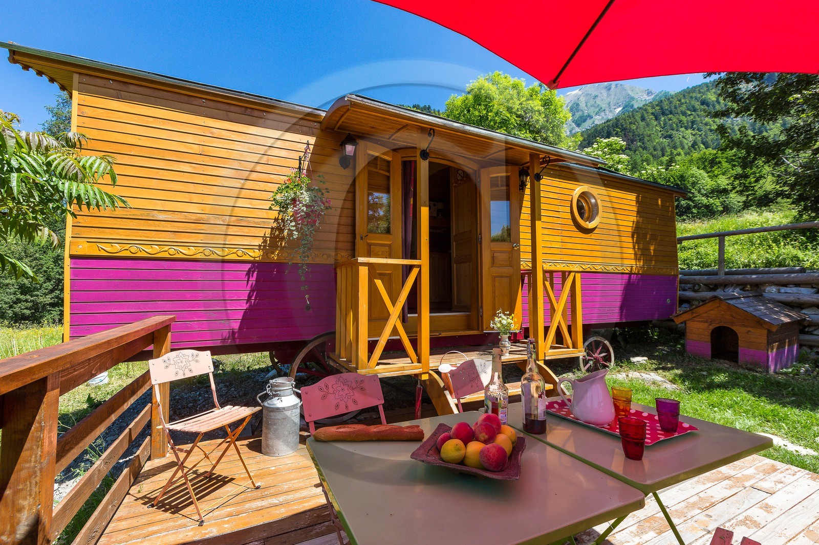 Saint-Léger Les Mélèzes, Gîte La Roulotte des Forests