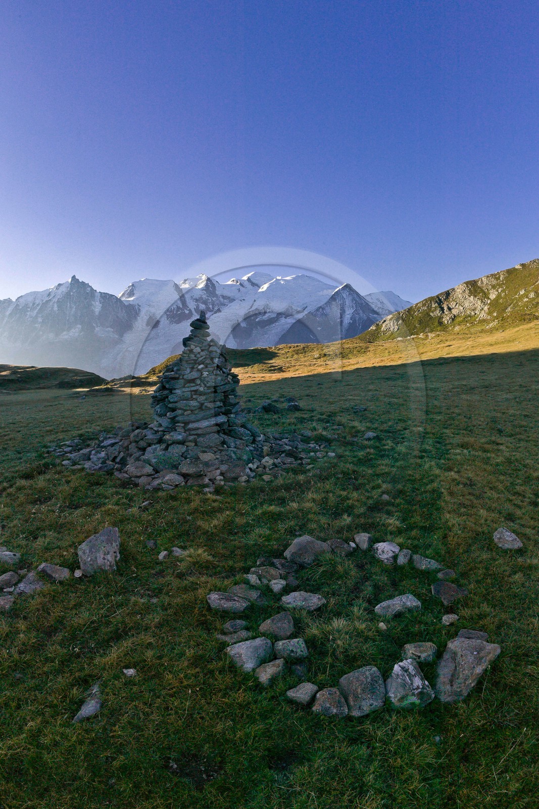 Réserve naturelle de Carlaveyron, cairn au col de Bellachat