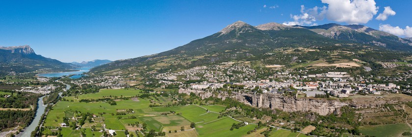 La ville d'Embrun est construite sur un roc et domine la Durance