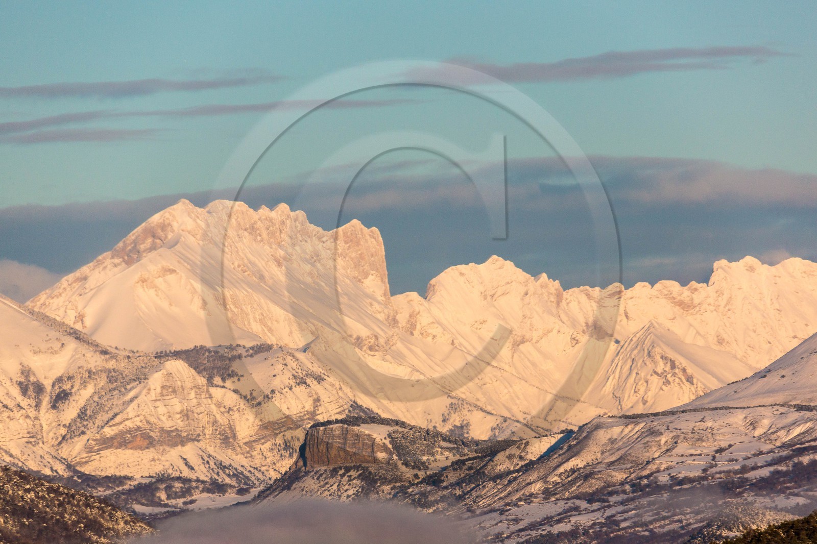 vallée du Champsaur, le Chapeau de Napoléon et la montagne de Faraud, frontière du massif du Dévoluy
