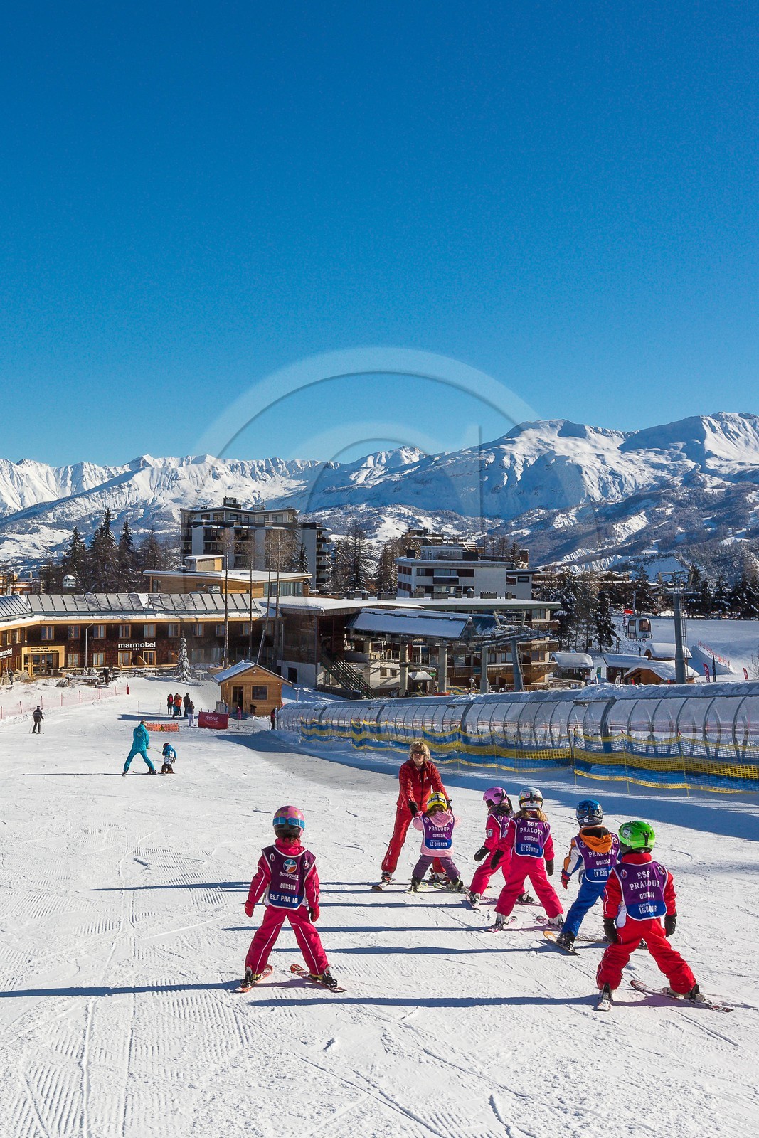 Uvernet-Fours, station de ski de Praloup, école de ski sur le front de neige