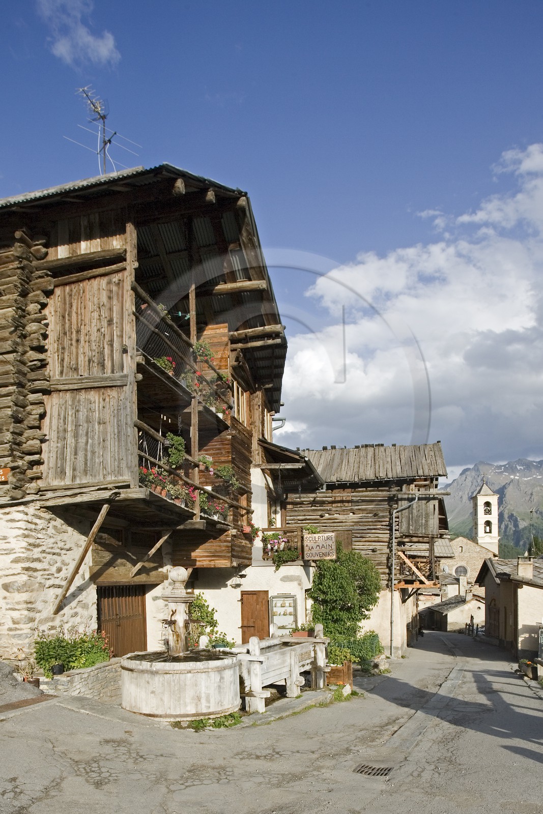 Saint-Véran, 2 042 m d'altitude,  plus haute commune  d'Europe