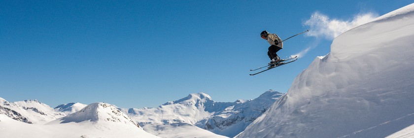Ski enfant poudreuse, saut de corniche