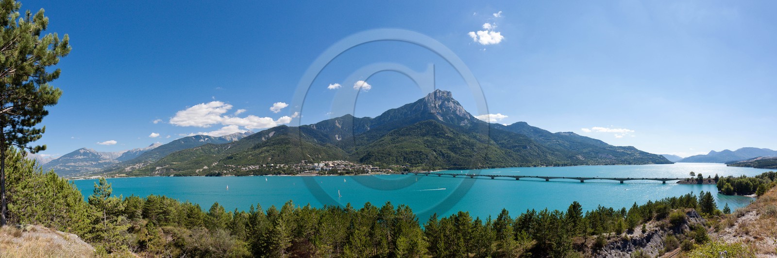 Lac de Serre-Ponçon, Savines-le-Lac, le Pic de Morgon et le pont