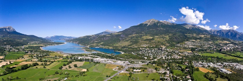 Lac de Serre-Ponçon, le plan d'eau et la ville d'Embrun