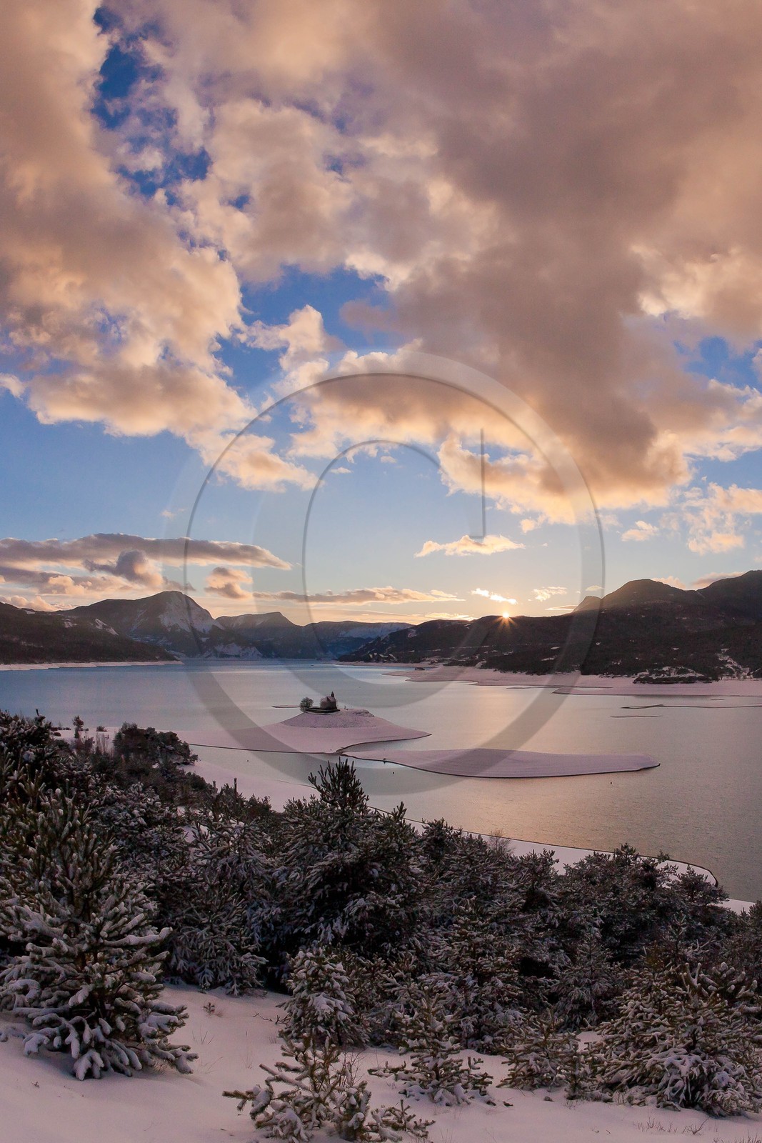 Lac de Serre-Ponçon, la baie et la Chapelle Saint-Michel,