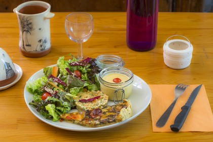 Gîte Auberge de l'Eau Blanche, Salade de saison, tarte aubergine bleue, taboulé libanais et soupe de brebis