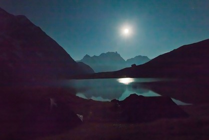 Bivouac et pleine lune au lac du Goléon