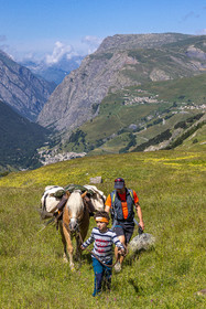 Trek famille avec animaux de bats