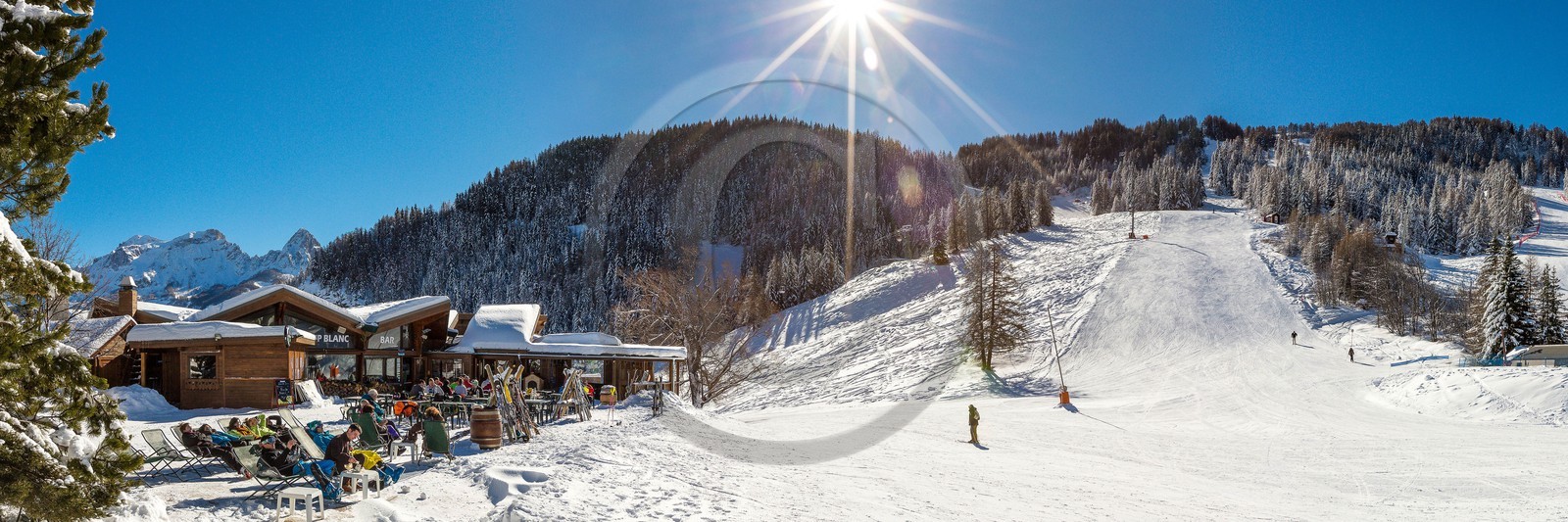 Uvernet-Fours, station de ski de Praloup, Hôtel Bar Restaurant Le Loup Blanc