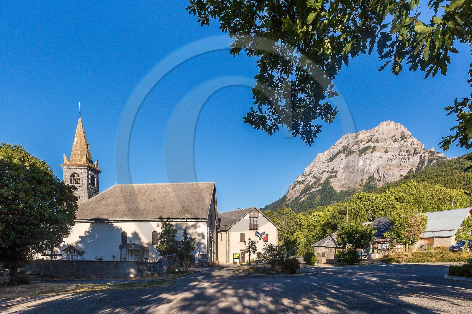Eglise de l'Ubac de Pontis et le Pic Morgon