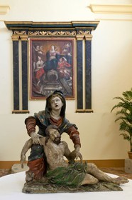 Village de l'Epine, église paroissiale du XIXème siècle recèle une pietà en bois sculptée datant du XIème siècle