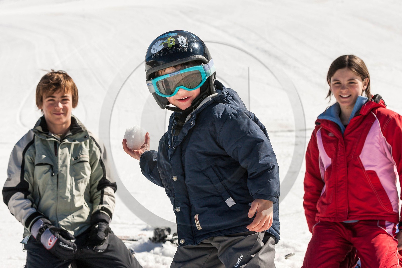 Jeux d'enfant famille à la neige