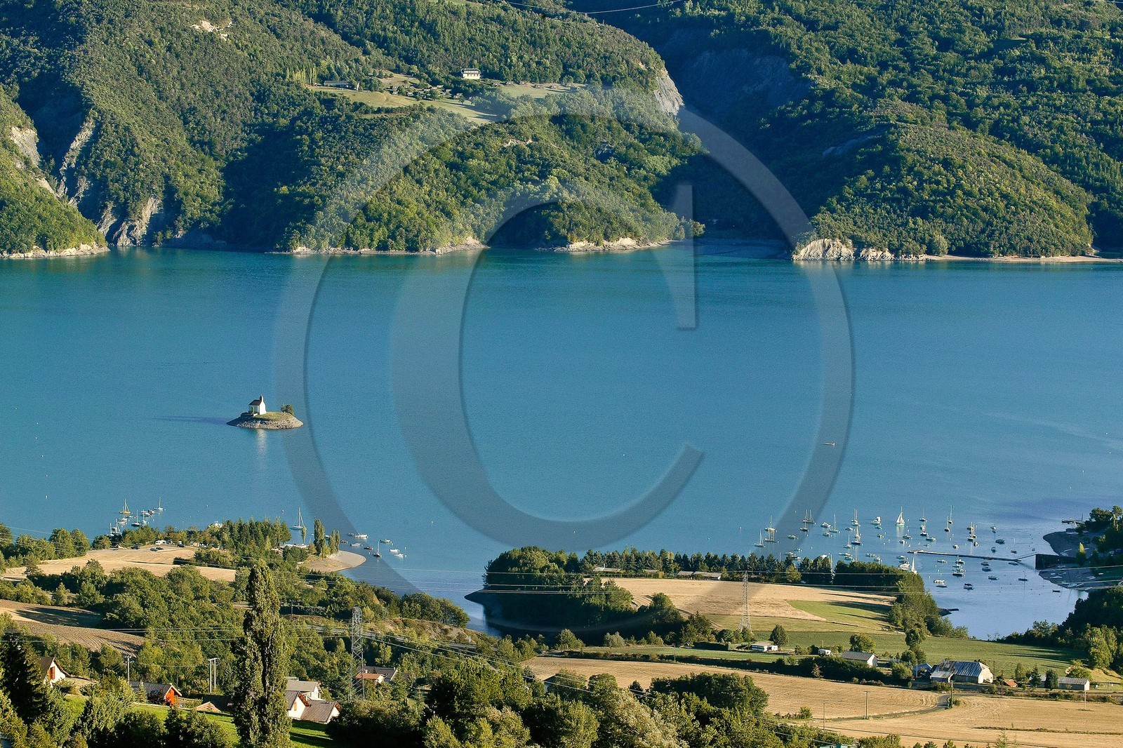 Lac de Serre-Ponçon, la baie et la Chapelle Saint-Michel,