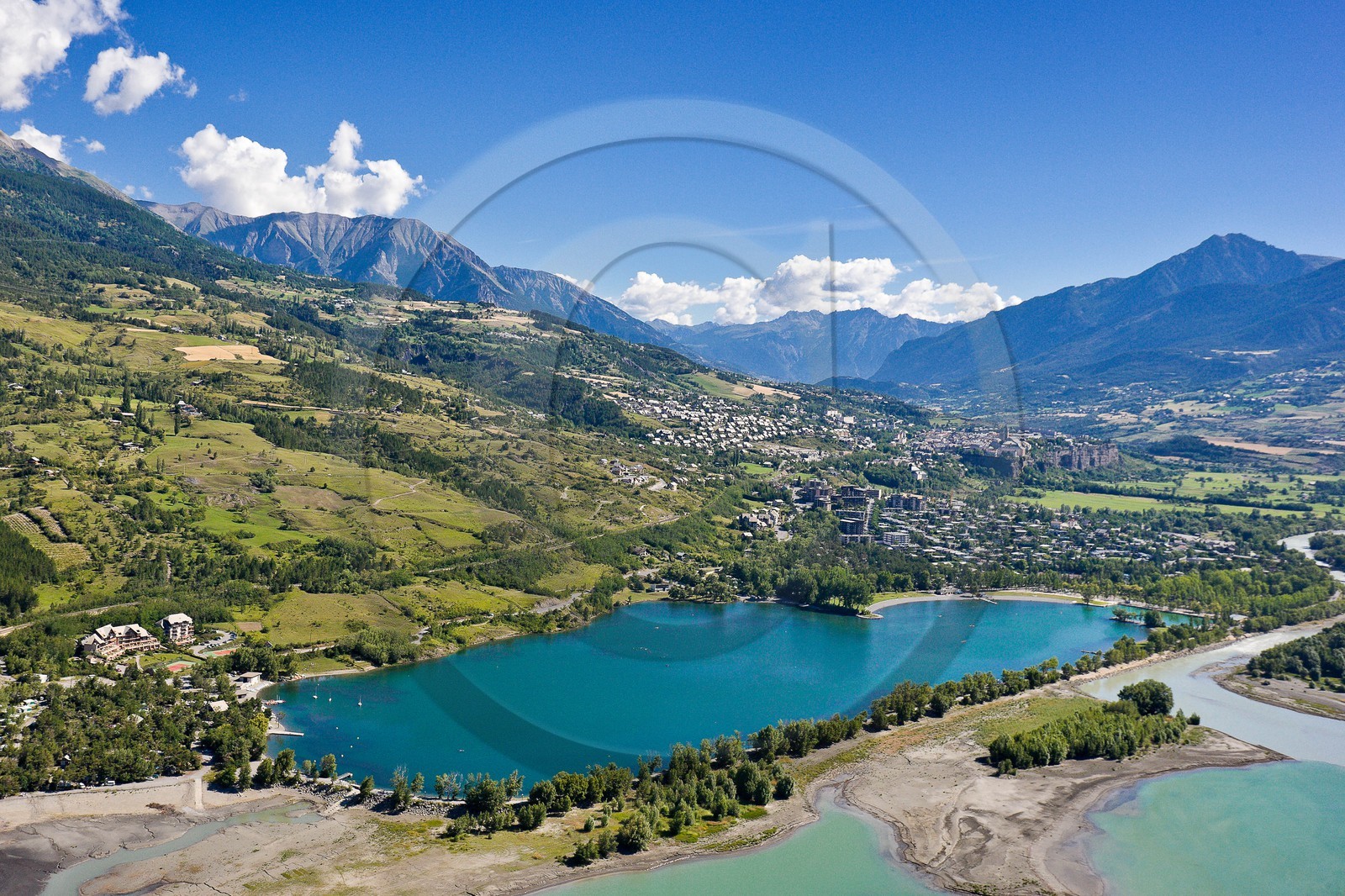Lac de Serre-Ponçon, le plan d'eau et la ville d'Embrun