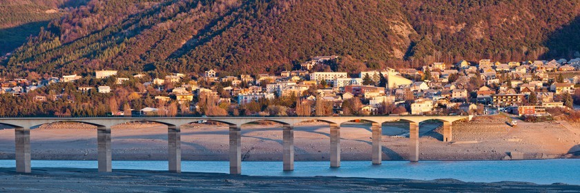 Lac de Serre-Ponçon, Savines-le-Lac et le pont